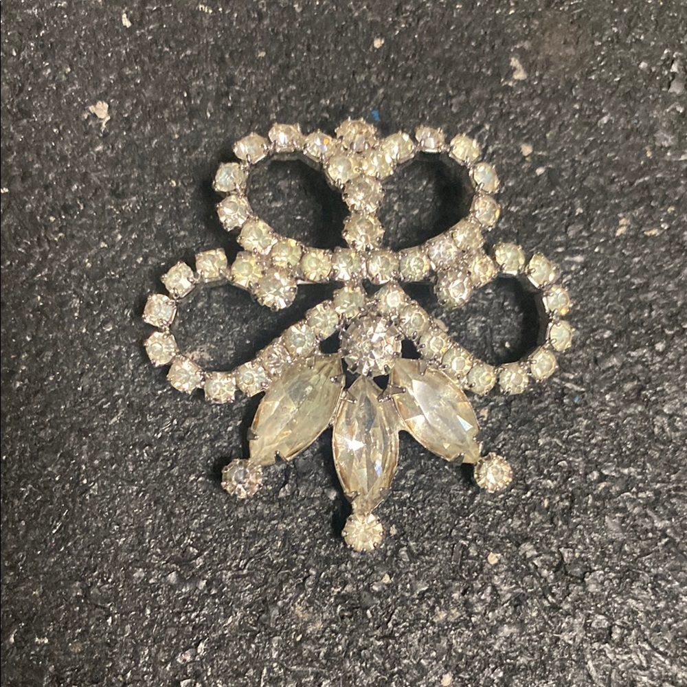 Vintage Elegant Silver Rhinestone Brooch
